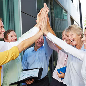 Geschäftsversicherung - gutes Geschäft Private Krankenversicherung – Zufriedener Versichterte mit Sparschwein