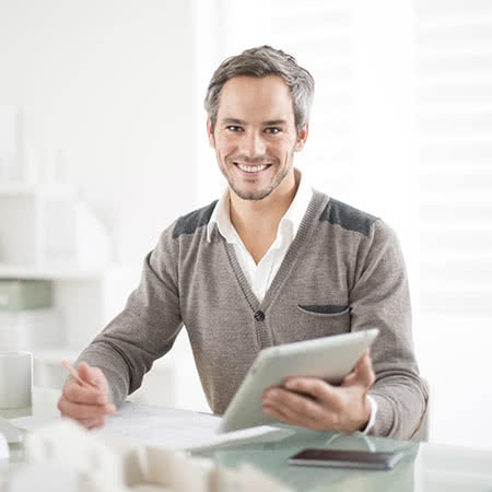 Kautionversicherung- Mann hält ein Tablett